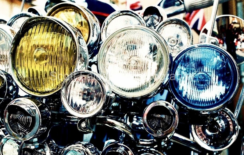 1200px-Scooter_headlights